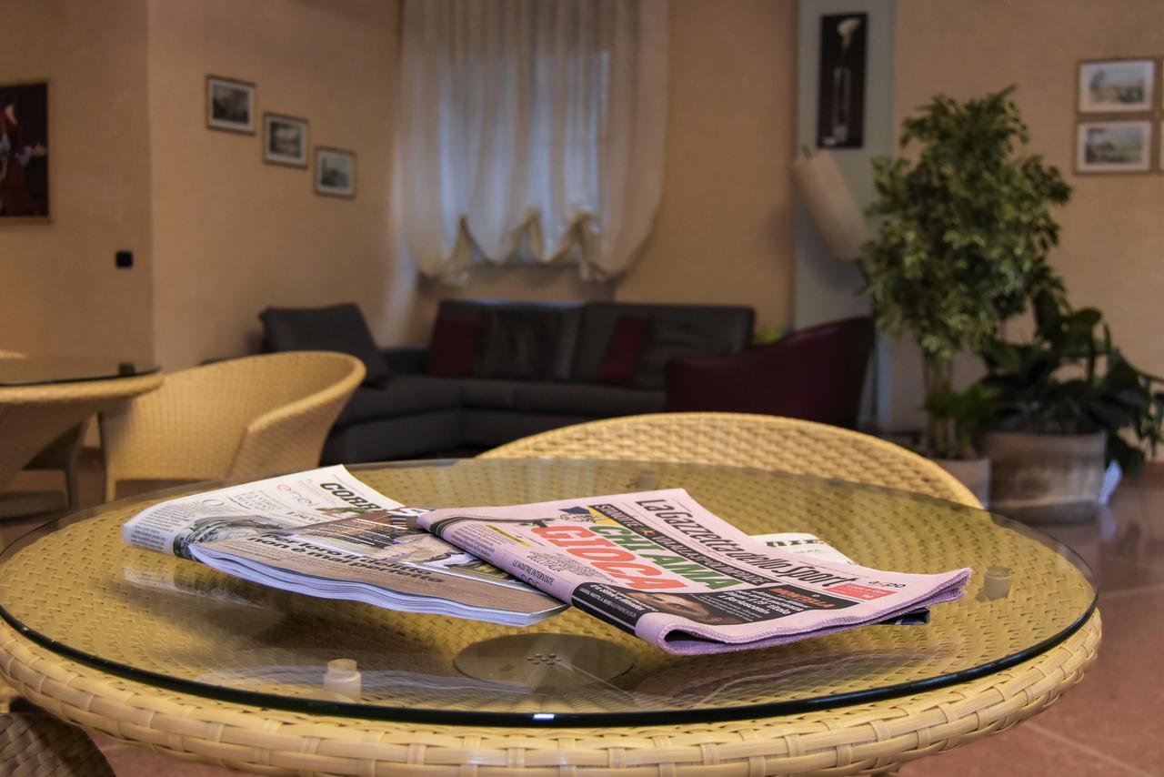 Albergo Munsci' Rovello Porro Bagian luar foto